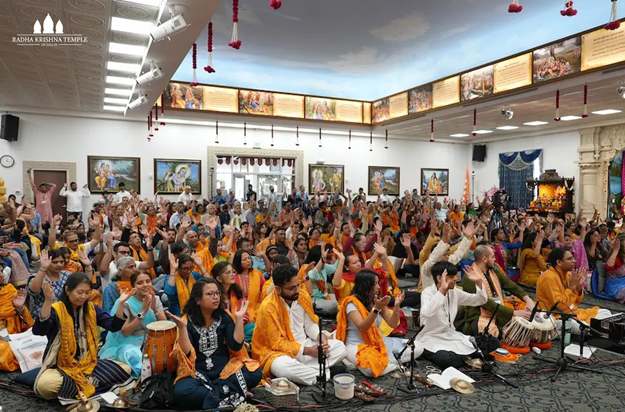 A group of people sitting on the floor

AI-generated content may be incorrect.