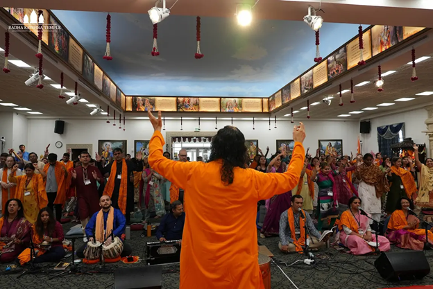 A group of people in a room

AI-generated content may be incorrect.