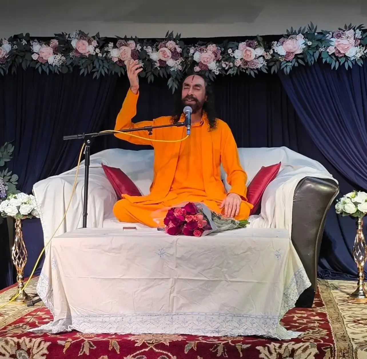 Swami Mukundananda guiding attendees in kirtan