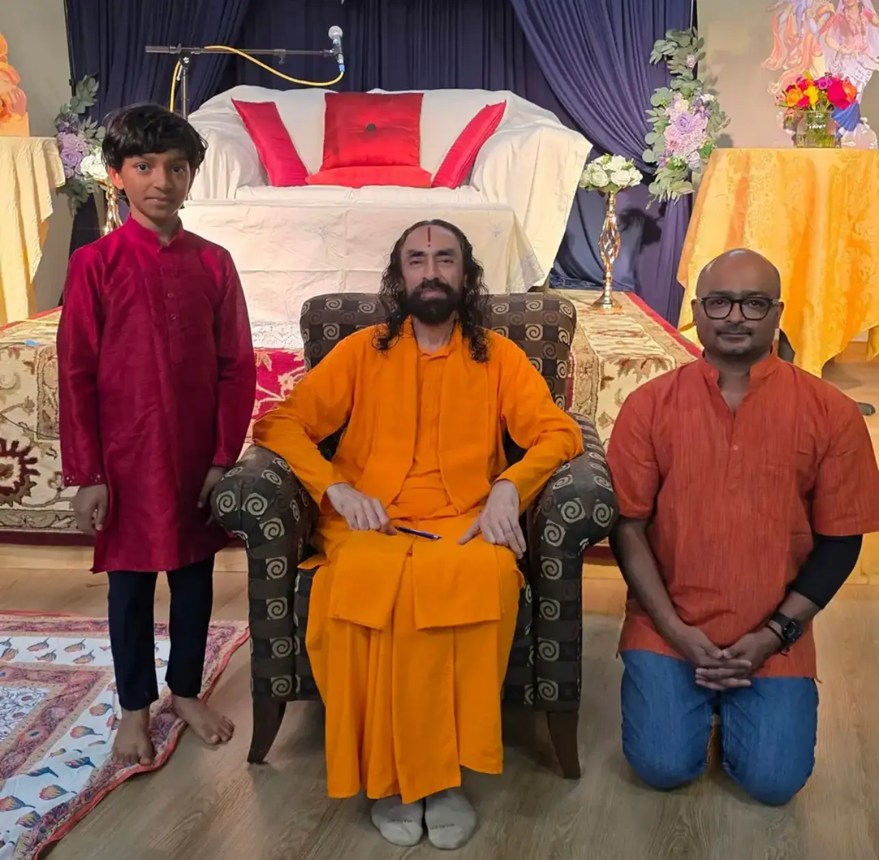 Attendees meeting Swami Mukundananda