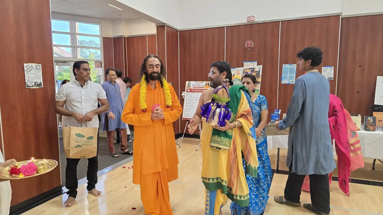 Swamiji welcomed with flowers at Sacramento LTP