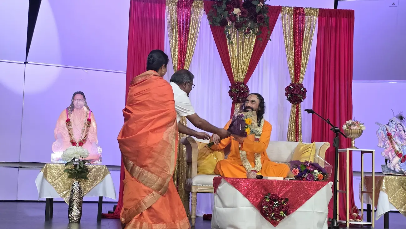 Devotees offer flowers to Swamiji during LTP