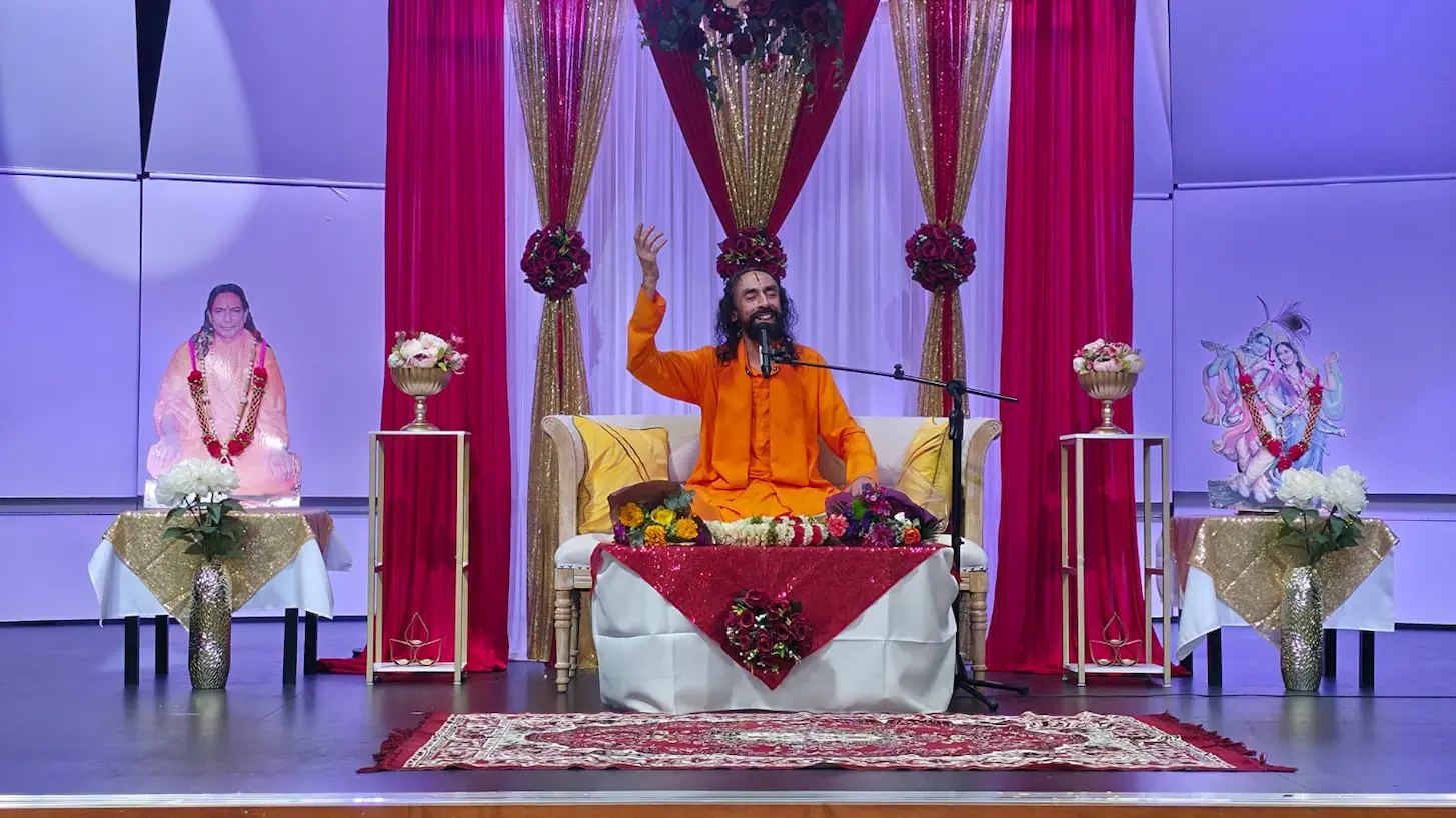 Swamiji singing kirtan at Sacramento LTP