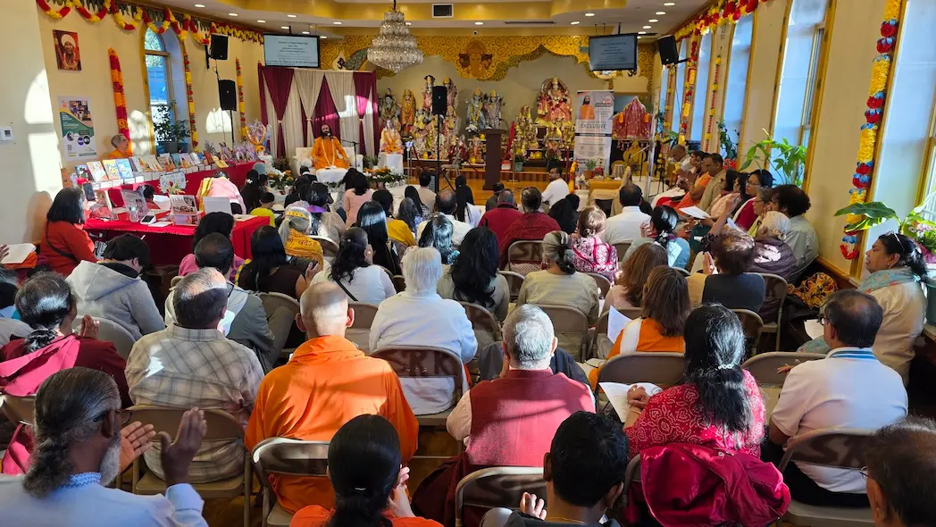 Audience attending Swami Mukundananda's discourse at Shree Radha Krishna Mandir in New York.