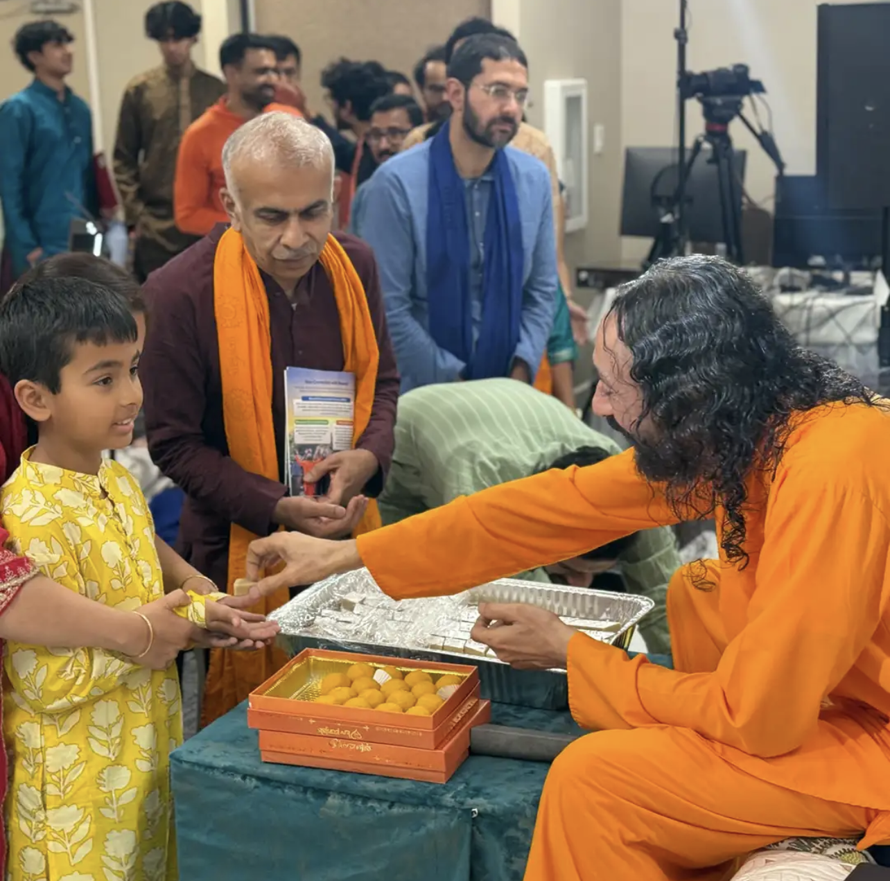 Swami Mukundananda engages with a child attendee of the Retreat