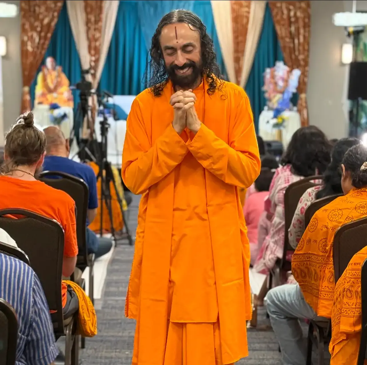 Swami Mukundananda guides the devotees