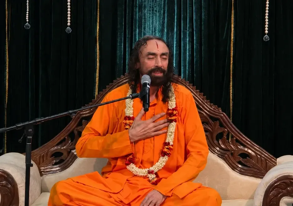 Swami Mukundananda in a heartfelt discourse